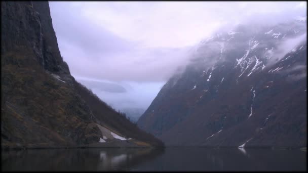 Felhők és a köd kinyúlik a fjord — Stock videók