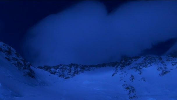 Bovenste berg in blauw licht — Stockvideo