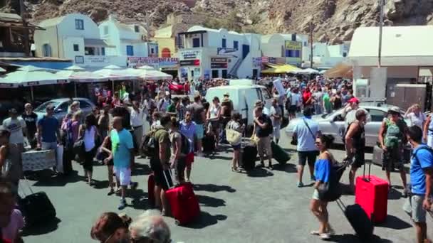 Kalabalık bir turist resort değirmen — Stok video