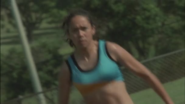 En ung kvinna börjar en tävling — Stockvideo