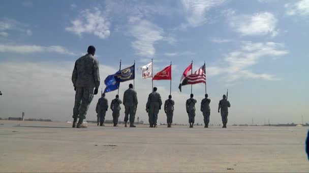 Gewonde soldaten verlaten van Irak — Stockvideo