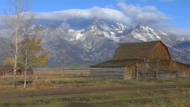 Scheune mit den Grand Tetons — Stockvideo