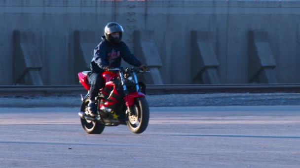 Всадник выполняет трюки на мотоцикле — стоковое видео