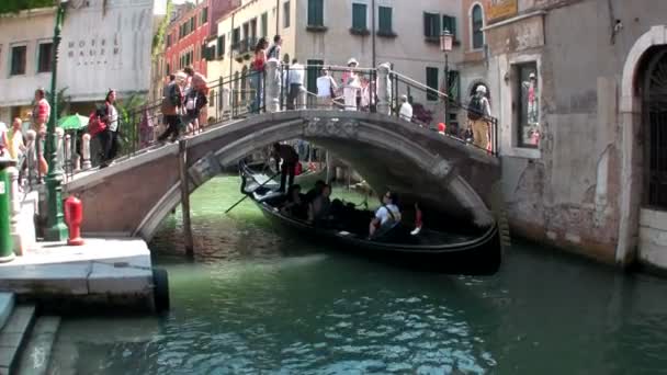 Gondolas with people at narrow canal — Stock Video