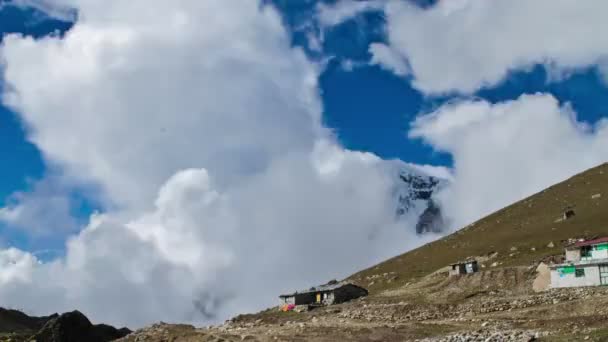 Σύννεφα που κινούνται πάνω από το χωριό Lobuche — Αρχείο Βίντεο