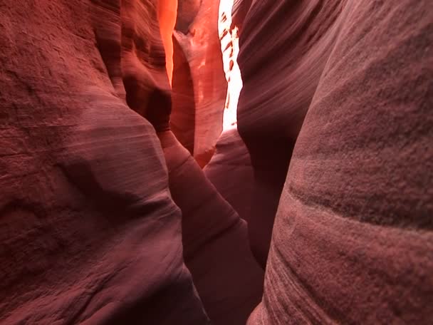 Egy szűk kanyonon sziklaképződmények — Stock videók