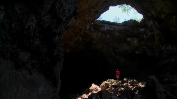 Masai-Mann steht in einer Höhle in Kenia — Stockvideo