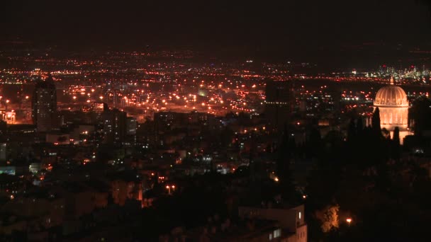 Staden haifa på natten med de Baha'i tempel — Stockvideo
