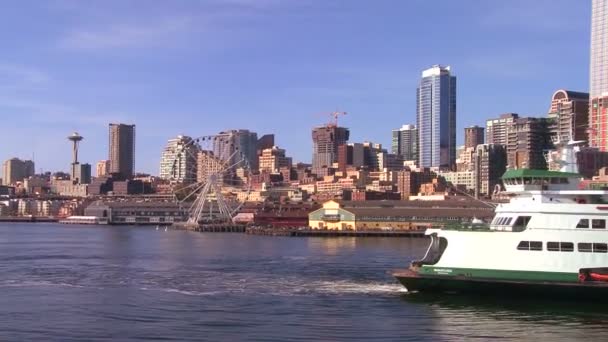 La ciudad de Seattle desde el ferry que se acerca — Vídeo de stock