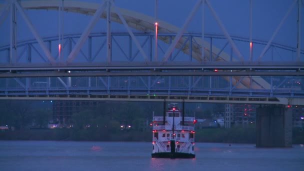 Barco fluvial pasa por debajo de los puentes — Vídeos de Stock