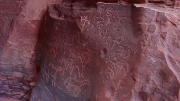Петрогліфи прикрашають стіни печери — стокове відео