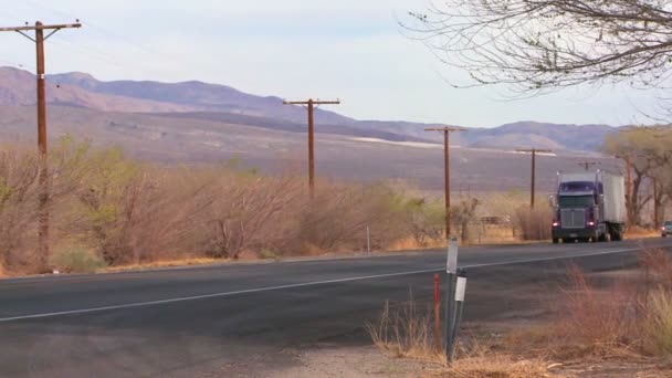 砂漠を通って道路上のトラック ドライブ — ストック動画