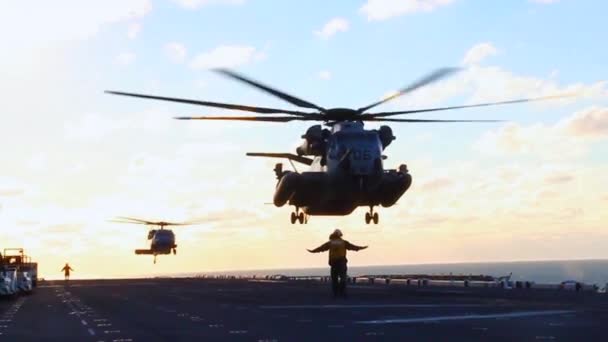 Helikoptrar landar på däcket på ett hangarfartyg — Stockvideo