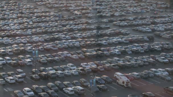 Coches en un estacionamiento lleno de gente — Vídeo de stock