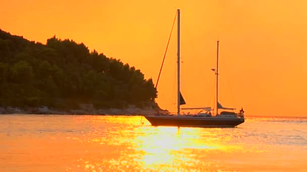 Puesta de sol croata desde la cubierta de popa — Vídeo de stock