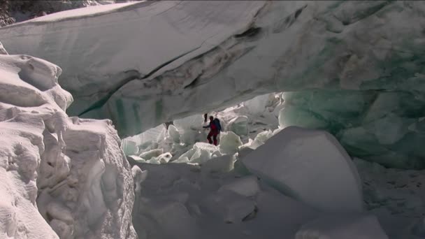 Альпинисты ориентируются под сераком — стоковое видео