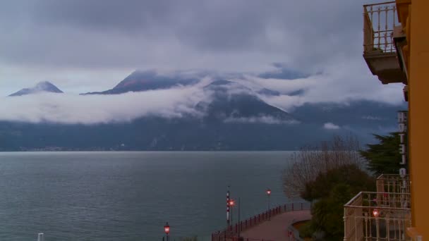 La nebbia avvolge le montagne del Lago di Como — Video Stock