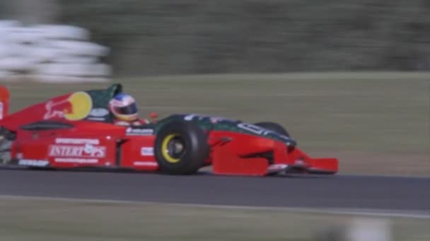 Bir yarış arabası bir parça aşağı hızları — Stok video