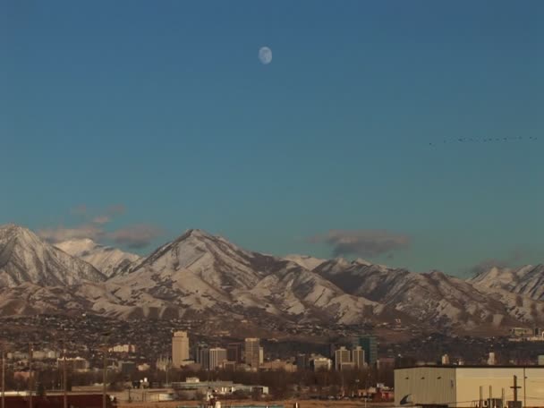 Salt Lake City con la luna saliendo detrás — Vídeos de Stock