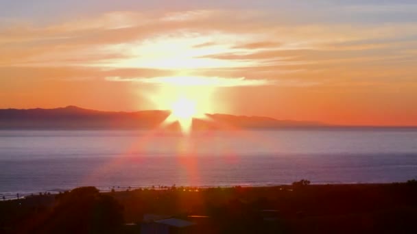 El sol se pone detrás de las Islas del Canal — Vídeo de stock