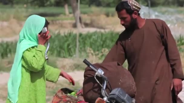 Des soldats américains en patrouille dans des villages afghans — Video