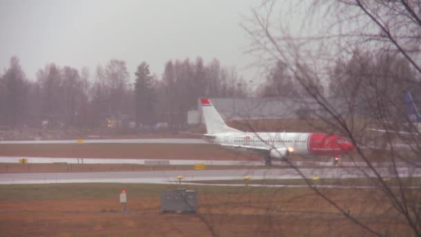 Avión llega para un aterrizaje en un aeropuerto — Vídeos de Stock