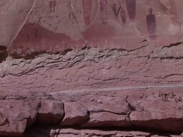 Petroglifos adornan las paredes de una cueva — Vídeos de Stock