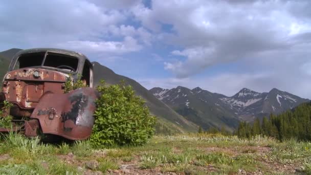 Felsige Berge mit altem Auto — Stockvideo