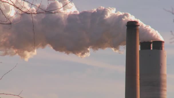 Smokestacks отрыжки дым в воздух — стоковое видео