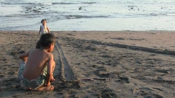 Anak-anak gulung tutup botol — Stok Video