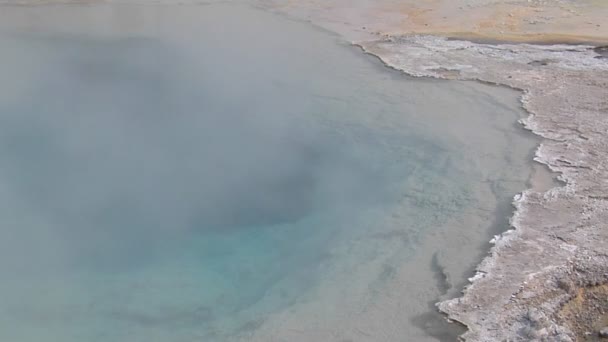 El vapor sale de una piscina geotérmica — Vídeos de Stock