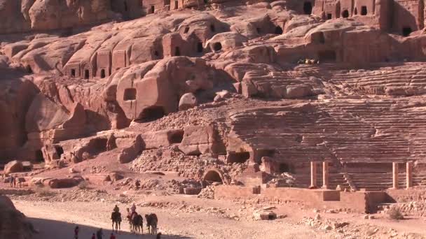 İnsanlar Nabatean ruins yakınındaki eşek binmek — Stok video