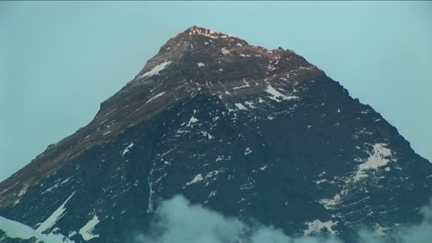 La cumbre del Everest ilumina — Vídeo de stock