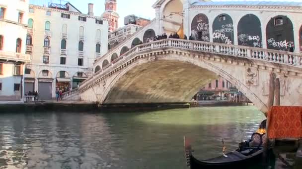 Gondolas under the Rialto Bridge — Stock Video