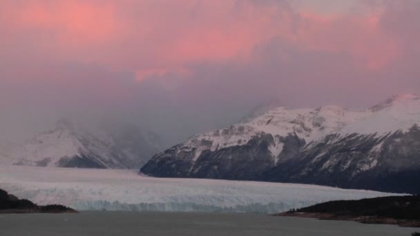 Ghiacciaio con montagne sullo sfondo — Video Stock