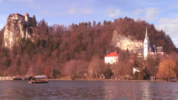 Човен проходить замок — стокове відео