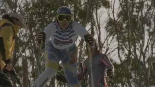 Skifahrer läuft eine Abfahrtsstrecke — Stockvideo