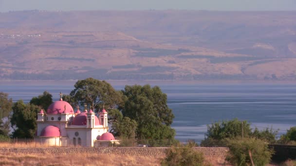 Monasterio cristiano junto al mar — Vídeo de stock