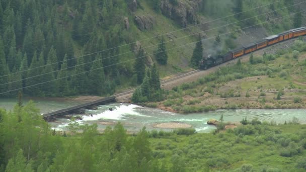 Stoomtrein reizen door een canyon — Stockvideo