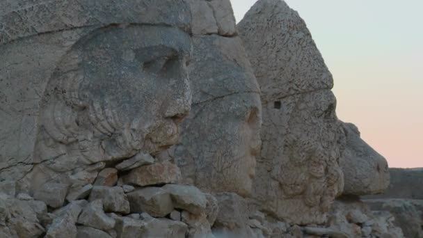 Archäologische Ruinen auf dem Gipfel des Mt. nemrut — Stockvideo