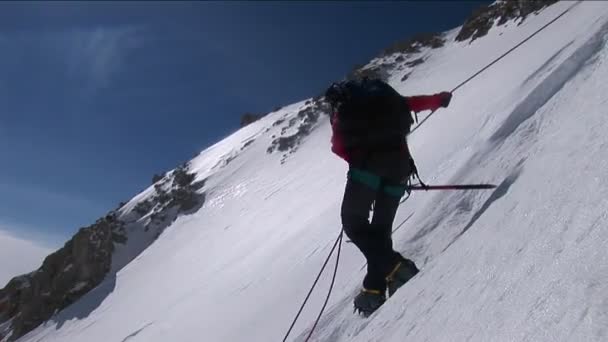 Escalador declive íngreme descendente — Vídeo de Stock