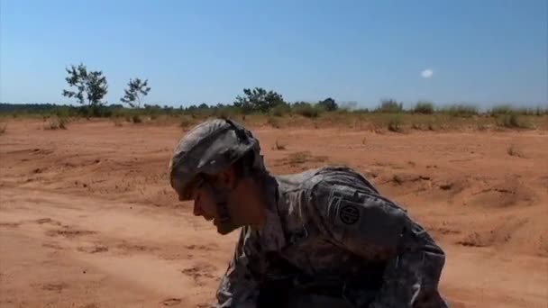 Grond hoekmening van parachutisten airdropped — Stockvideo