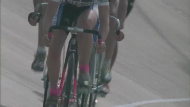 Велогонщики мчатся по трассе — стоковое видео