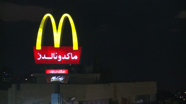 Il logo McDonalds in arabo . — Video Stock