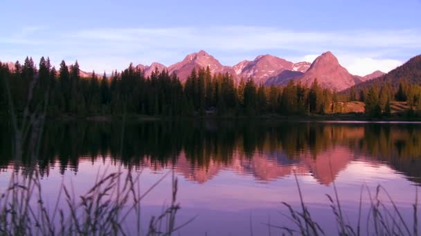 Montagnes reflétées dans un lac alpin — Video