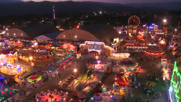 Parque de atracciones bien iluminado con atracciones — Vídeos de Stock