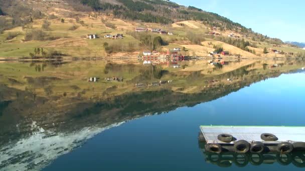 Vesnic a farem v fjordů — Stock video
