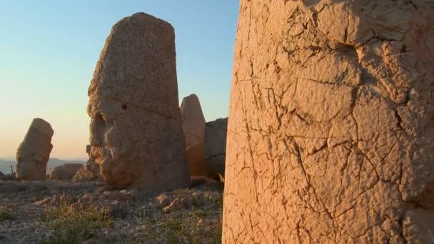 Archeologische ruïnes op de top van Mount Nemrut — Stockvideo