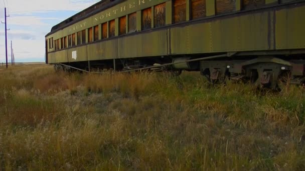 Um velho carro ferroviário Pullman abandonado — Vídeo de Stock