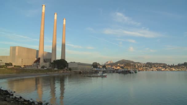 Planta de energía contra el cielo — Vídeo de stock